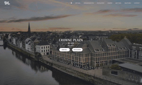 Aerial view of Maastricht's riverfront with Crowne Plaza Maastricht hotel; overlay buttons read Boek Nu and Restaurant.