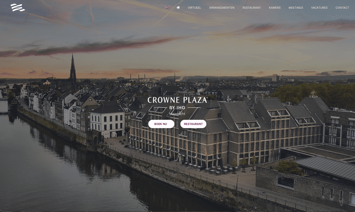 Aerial view of Maastricht's riverfront with Crowne Plaza Maastricht hotel; overlay buttons read Boek Nu and Restaurant.