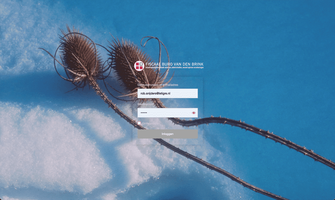 Login screen overlay on a blue background with logo; fields for username or email and password, a Remember me checkbox, and an Inloggen button (Dutch login form).