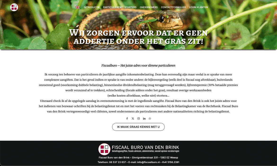 Dutch-language hero image: a snake among green grass with bold white slogan overlay about avoiding hidden dangers in the grass on a website banner